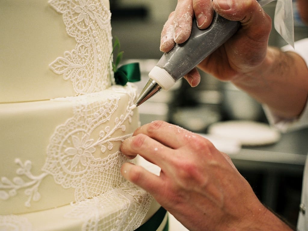 Decorazione artigianale di una torta nuziale